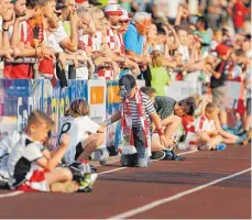  ??  ?? Rot und Weiß, wohin man blickt: Unter den 5700 Zuschauern im Biberacher Stadion waren auch viele junge Fans des VfB Stuttgart.