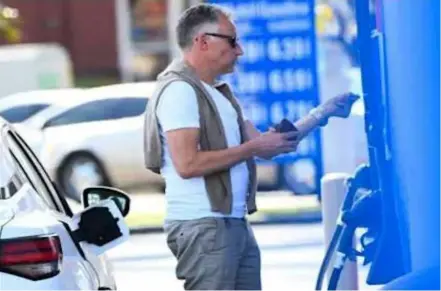  ?? AFP/VNA Photo ?? A customer uses a credit card before they pump gas at a Mobil gas station on April 28, 2022 in Los Angeles, California.