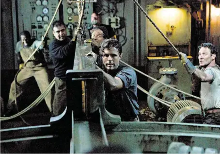 ?? Strojník Sybert (Casey Affleck, uprostřed) řídí záchranné práce na rozlomeném tankeru.
FOTO FALCON ?? Vyrobíme si kormidlo.