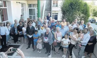  ??  ?? Une joyeuse photo de famille en fin de cérémonie