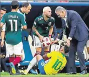  ??  ?? Neymar erneut am Boden. Brasiliens Coach Tite (r.) ist sofort bei ihm.
