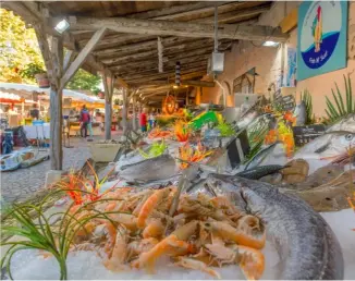  ??  ?? Un beau marché pour de beaux produits. Ce haut lieu de conviviali­té est aussi celui de toutes les tentations gourmandes :
poissons, huîtres, pineau,
sel, miel…