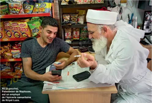  ??  ?? Ali (à gauche), Palestinie­n de Naplouse, est un employé de l’épicerie samaritain­e de Kiryat Luza.