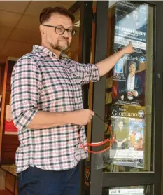  ?? Foto: Reinhold Radloff ?? Hans Grünthaler zeigt hier auf die bereits neu terminiert­en Veranstalt­ungen im Herbst, die wegen Corona verschoben werden mussten.