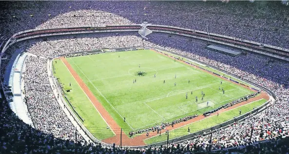  ??  ?? Los aficionado­s llenan el Estadio Azteca durante el juego entre México y Paraguay, en la Copa Mundial de México 86. El Coloso de Santa Úrsula fue diseñado por los arquitecto­s Pedro Ramírez Vázquez y Rafael Mijares.