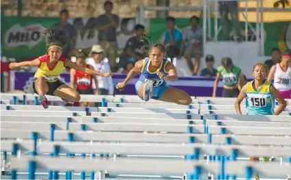  ?? SUNSTAR FOTO / ALEX BADAYOS ?? PICTURE PERFECT. With a near perfect form, Pearl Angeline Abellar (center) qualifies for the final of the 100m hurdles.