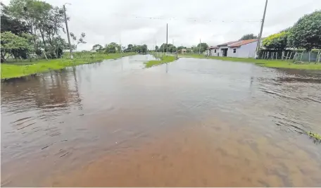  ?? ?? Así están los caminos de las comunidade­s del departamen­to de Ñeembucú. Este tramo inundado es en la zona de Estero Cambá.