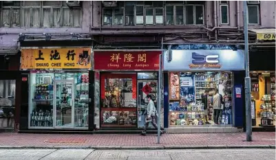  ?? Photos by Lam Yik Fei / New York Times ?? Shops on Queens Road in Sheung Wan, where wildlife products are not hard to find.