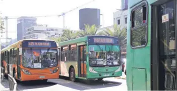  ?? FOTO: JAVIER SALVO ?? Buses del Transantia­go circulando por Alameda.