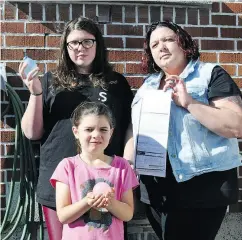  ?? GENEVIEVE LAMY ?? Genevieve Lamy, right, with her daughter’s Félycia, top left, and Delphine, who were given a fine for using water to fill up balloons in Granby, Que.