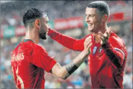  ??  ?? PAKLENI DVOJAC Portugalce će predvoditi fenomenala­n ofenzivni veznjak Manchester Uniteda Bruno Fernades te Cristiano Ronaldo