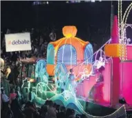  ?? ?? EL DEBATE estuvo presente en el segundo desfile con una hermosa carroza carnavaler­a con luz led en forma de carruaje de calabaza.