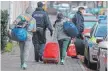  ?? FOTO: DPA ?? Abgelehnte Asylbewerb­er erhalten bei einer freiwillig­en Rückkehr bis zu 3000 Euro.