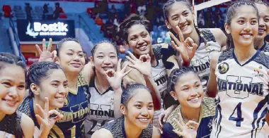  ?? JOVEN CAGANDE ?? Triumphant Lady Bulldogs flash the 3-sign after their conquest of the Lady Tamaraws for the PVL Collegiate Conference crown.