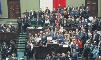  ?? AGENCJA GAZETA / REUTERS ?? Los diputados de la oposición protestan ante la propuesta del jefe de la Cámara Baja, el Sejm