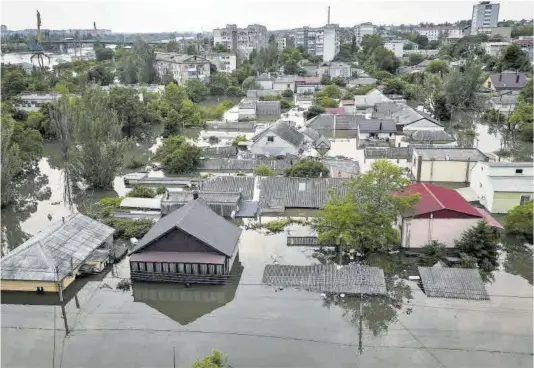  ?? Vladyslav Smilianets / Reuters ?? Edificios inundados en Jersón después de la destrucció­n de la presa de Nova Kajovka, el 7 de junio de 2023.