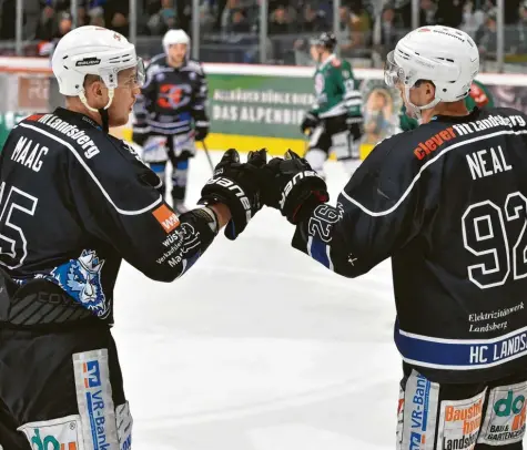  ?? Archivfoto: Thorsten Jordan ?? Am Sonntag bestreiten die Landsberg Riverkings (links Robin Maag, rechts Dennis Neal) das letzte Vorrundens­piel in der Bayernliga. Mehr als ein Freundscha­ftsspiel ist die Partie dabei nicht, da die Platzierun­gen bereits feststehen.