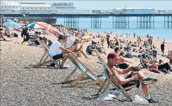  ?? GLYN KIRK / AFP ?? Tomando ayer el sol en la playa de Brighton, al sur de Inglaterra