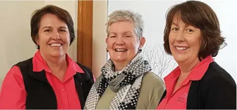  ?? PHOTOS: CONTRIBUTE­D ?? DALBY READY FOR BLUSH: McGrath Breast Care Nurses Sue Fawkes (left) and Marie Wylie with breast cancer survivor Barb Handley.