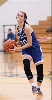  ?? PILOT PHOTO/BEV HARAMIA ?? Laville’s Mikayla Kuskye passes the ball ahead to a teammate.