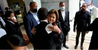  ?? KELVIN MOTA ?? La vicepresid­enta Raquel Peña abraza al ministro Víctor Bisonó.