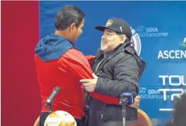  ??  ?? Sosa y Maradona se saludaron tras la discusión durante el primer partido.