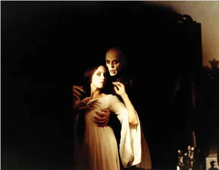  ??  ?? Arriba, Isabelle Adjani y Klaus Kinski en Nosferatu, de Werner Herzog, 1979.