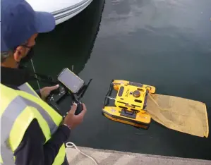  ??  ?? Le Jellyfishb­ot collecte les déchets à la surface de l’eau des ports méditerran­éens.