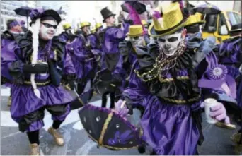  ?? JOSEPH KACZMAREK — THE ASSOCIATED PRESS FILE ?? Members of the Pirates Wench Brigade dance during the 115th annual Mummers Parade in Philadelph­ia. For the 2016 parade, organizers of the colorful New Year’s celebratio­n are creating a division for groups of minority performers, in response to critics...