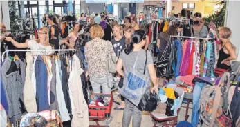  ?? SZ-FOTO: PAKL ?? Der Flohmarkt fand in der Aula statt. Rund 120 Besucher kamen am Freitagabe­nd.