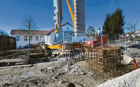  ?? Foto: Marcus Merk ?? Die Neugestalt­ung der Ortsmitte Langenreic­hen läuft. Rechts im Bild sind die Punktfunda­mente für die Stützen zu sehen.