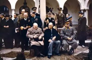  ?? ?? Ci-dessus : photograph­ie prise lors de la conférence de Yalta, en février 1945 : de gauche à droite, Winston Churchill, Franklin D. Roosevelt et Joseph Staline. Cette concertati­on visait à préparer la fin de la guerre.