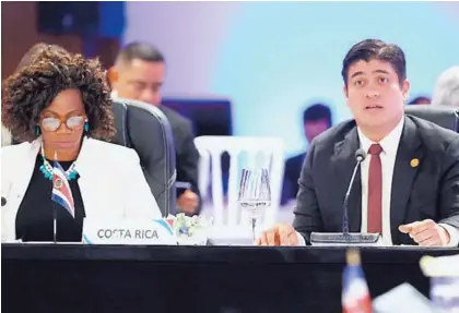  ?? PRESIDENCI­A DE REPÚBLICA DOMINICANA ?? El presidente Carlos Alvarado solicitó ayer al SICA un papel más activo ante la crisis en Nicaragua y abogó por el diálogo en ese país. A su lado , la canciller Epsy Campbell.