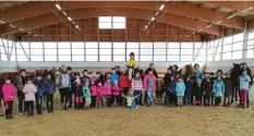  ?? Foto: Sandra Mayr ?? Glückliche Kindergesi­chter gab es auf der Reitanlage Mayr, wo der Reitverein Thierhaupt­en eine vorweihnac­htliche Feier mit Pferden gestaltete.