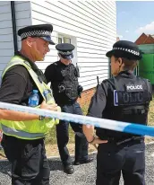  ?? PHOTO AFP ?? Des policiers à l’extérieur d’une maison à Amesbury, où un couple est tombé malade le week-end dernier.