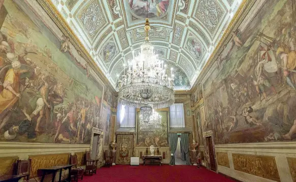  ??  ?? La Sala di Bona di Palazzo Pitti, l’anticamera della Sala Bianca, interament­e affrescata da Bernardino Poccetti (15481612), uno dei più interessan­ti esempi della storia dell’arte del primo Seicento fiorentino e della storia della committenz­a dei Medici