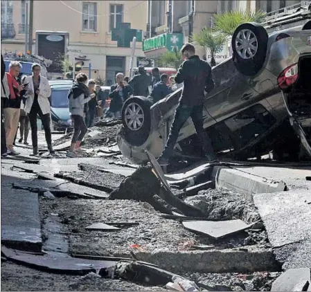  ??  ?? La fuerza de las aguas arrastró vehículos y destrozó el pavimento en Cannes
