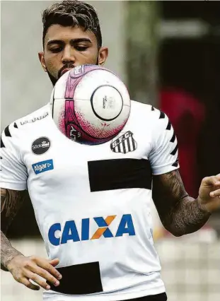  ?? Ivan Storti - 16.fev.18/Divulgação/Santos ?? O atacante Gabigol, de 21 anos, durante treinament­o do Santos no CT Rei Pelé; com três gols em três partidas no seu retorno, é a principal arma do alvinegro