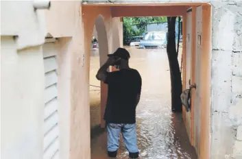  ?? Archivo ?? DAÑOS. Mayagüez fue uno de los pueblos que más daños sufrió por las inundacion­es que produjo el fenómeno. En la foto, José Cancel observa los daños a su residencia.