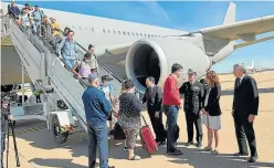  ?? ?? El ministro de Exteriores, José Manuel Albares, recibe a los españoles evacuados de Sudán en Torrejón de Ardoz.