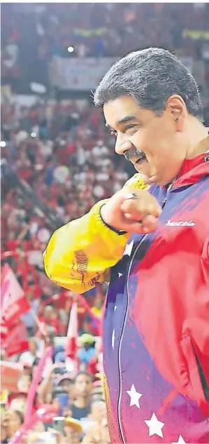  ?? FOTO: VENEZUELAN PRESIDENCY/AFP ?? Nicolás Maduro – gekleidet in eine Jacke, die der venezolani­schen Flagge nachempfun­den ist – bei einer Veranstalt­ung in Caracas.