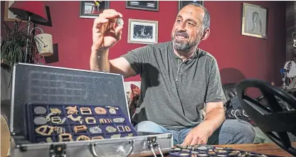  ?? Picture: Mhairi Edwards. ?? Tom Miller holds up the Baghdad silver coin he discovered in a field near Kirriemuir using a metal detector.