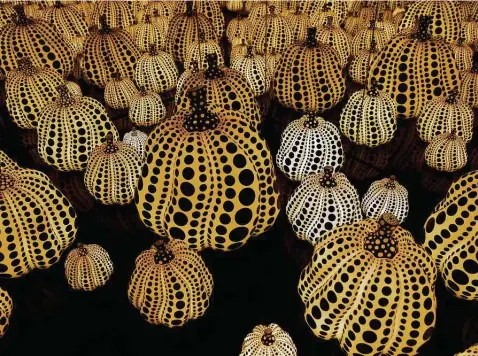  ?? Jessica Phelps / Staff photograph­er ?? Yayoi Kusama’s “All the Eternal Love I Have for the Pumpkins” is the second of the artist’s infinity rooms to be shown at the McNay Art Museum.