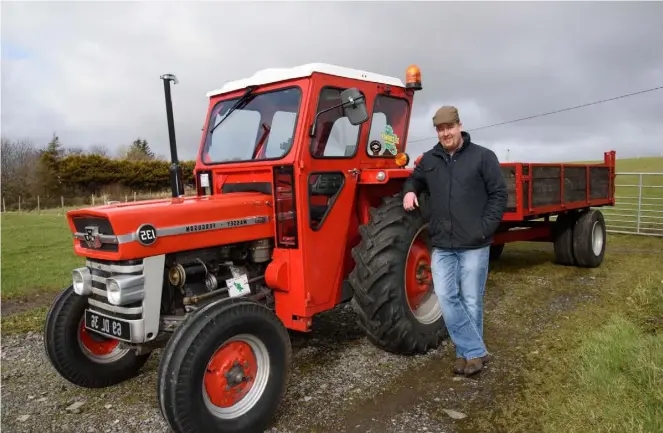  ?? PHOTO: CLIVE WASSON ?? Vintage time: Daniel Moy on his farm on the outskirts of Ardara with his vintage 135 Massey, and below, some of Daniel’s flock.