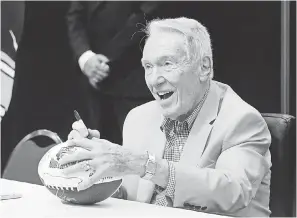  ?? MARK DUNCAN/AP ?? Before he started his career as a Hall of Fame football coach, Marv Levy served in World War II.