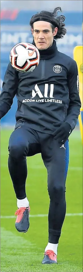  ??  ?? Cavani toca el balón durante un entrenamie­nto con el PSG.