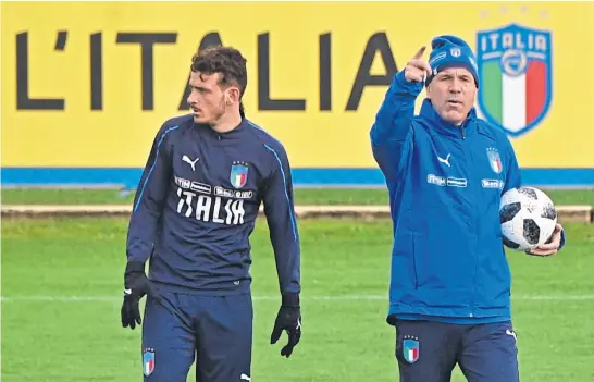  ?? M. degl’innocenti/AnSA ?? Luigi Di Biagio es el dueño de la pelota... apenas por un puñado de días; a su lado, Florenzi, defensor de Roma