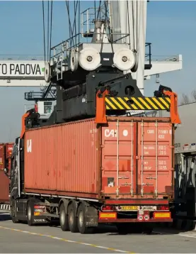  ??  ?? Le operazioni di carico di un container all’interno dell’interporto di Padova
