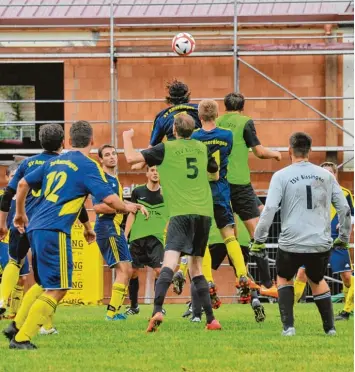  ?? Foto: Karl Aumiller ?? Vor einem Jahr gab es noch das Kesseltal Derby (1:2) vor der Kulisse des in Renovierun­g befindlich­en Bissinger Vereinshei­mes. jetzt trennen den TSV und Gast SG Unterringi­ngen/Bissingen zwei Spielklass­en.