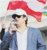  ??  ?? El galardonad­o actor Benicio Del Toro se unió a la marcha realizada del Capitolio a La Fortaleza el 17 de julio de 2019. Abajo: la cantante Ednita Nazario también formó parte de la concentrac­ión multitudin­aria.